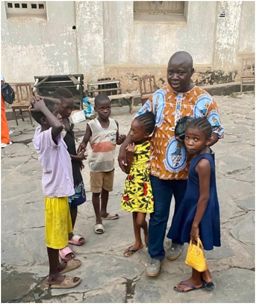 Jean Lukombo mit Kindern aus seiner Gemeinde
